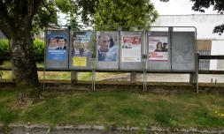 Des panneaux électoraux à Callac, dans les Côtes-d'Armor, le 27 juin 2024