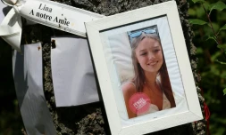 Un portrait de Lina est accrochĂ© Ă un arbre prĂšs de l'endroit oĂč elle a disparu, le 30 juillet 2024 Ă Saint-Blaise-la-Roche, dans le Bas-Rhin