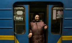 Une habitante de Kiev réfugiée dans le métro de la capitale ukrainienne pour se protéger des bombardements russes, le 18 mars 2022