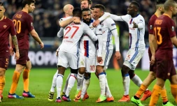Les joueurs lyonnais regroupés autour d'Alexandre Lacazette, auteur du 4e but de l'OL contre l'AS Rome, le 9 mars 2017 au Parc OL