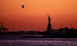 Un hélicoptère survole New York le 14 octobre 2019