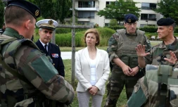 La ministre des Armées Florence Parly, le 24 juin 2017 lors d'une inspection du dispositif "Sentinelle" à Paris