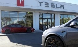 Des Tesla neuves sont garées devant un concessionnaire de la marque à Corte Madera, en Californie, le 18 octobre 2023