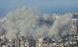 De la fumée s'élÚve de la banlieue sud de Beyrouth à la suite de nouvelles frappes aériennes ciblant la zone, le 16 novembre 2024