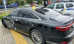 Photo prise et fournie le 22 septembre 2021 par le ministère ukrainien de l'Intérieur de la voiture du premier conseiller du président ukrainien, constellée d'impacts de balles, à Kiev