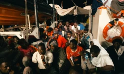 Migrants à bord du navire Lifeline le 25 juin 2018 au large de Malte, photo fournie par l'ONG allemande Mission Lifeline.