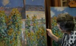 Ann Hoenigswald, restauratrice à la National Gallery of Art, compare deux versions du tableau "Le jardin de l'artiste à Vétheuil", le 17 mai 2018 à Washington