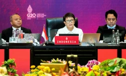 La ministre indonésienne des Affaires étrangères, Retno Marsudi (C), lors d'une réunion des chefs de la diplomatie du G20 à Nusa Dua (Bali), le 8 juillet 2022