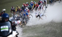 La chute de Julian Alaphilippe, dans son maillot arc-en-ciel de champion du monde, le 5 mars 2022 sur les Strade Bianche