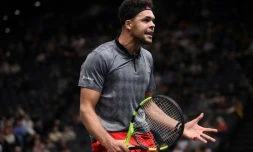 Le Français Jo-Wilfried Tsonga contre le Canadien Milos Raonic au Masters 1000 de Paris, le 30 octobre 2018  