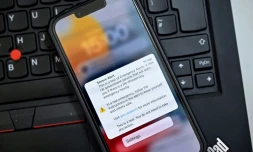 Nouveau système d'alerte sur un téléphone portable visant à avertir le public dans des situations d'urgence telles que des incendies, des inondations ou en cas de danger de mort, le 23 avril 2023 à Londres