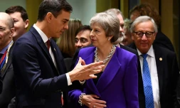 Le président du gouvernement espagnol Pedro Sanchez et la Première ministre britannique Theresa May lors d'un Conseil européen à Bruxelles le 18 octobre 2018