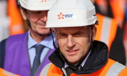 Emmanuel Macron, équipé d'un casque de sécurité EDF, lors de la visite d'un chantier de construction de réacteur nucléaire EPR2 à Penly (Seine Maritime) le 12 mars 2026