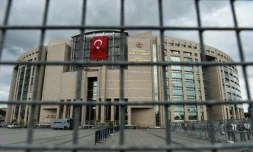 Le drapeau turc sur le fronton du palais de justice le 20 juillet 2016 Ă Istanbul