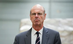 Le ministre de l'Economie Eric Lombard dans un entrepôt à l'aéroport de Roissy-Charles de Gaulle, le 29 avril 2025 au nord de Paris
