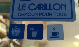L'autocollant du réseau Le Carillon s'est répandu depuis quelques mois sur les vitrines de cafés, restaurants, pharmacies, poissonneries parisiennes