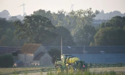 Un agriculteur pulvérise un herbicide à Saint-Germain-sur-Sarthe, dans le nord-ouest de la France, au lever du soleil le 16 septembre 2019