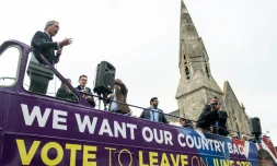 Le leader du parti pour l'indépendance UKIP Nigel Farage (au centre) en visite à Sittingbourne lors de sa campagne pour le Brexit le 13 juin 2016