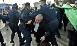 Des policiers dispersent une manifestation d'avocats contre la candidature à un 5e mandat du président Bouteflika, le 7 mars 2019 à Alger