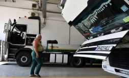 un chauffeur routier marche vers son camion dans un garage à Bucarest le 18 août 2017