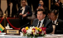 Photo diffusée par le ministère thaïlandais des Affaires étrangères montrant le chef de la junte birmane, le général birman Min Aung Hlaing lors du sommet régional Bimstec à Bangkok, le 4 avril 2025 en Thaïlande