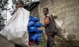 Dereje Enigdamekonen (d) et Ezedin Muste, deux collecteurs "korales" de déchets, parcourent un quartier proche de Merkato à la recherche de plastique, le 1er octobre 2024 à Addis-Abeba, en Ethiopie