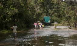 Une route inondée après le passage du cyclone Batsirai, le 7 février 2022 près de Ranomafana, à Madagascar