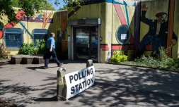 Un homme se dirige vers un bureau de vote lors des élections locales britanniques, le 4 mai 2017 à Manchester