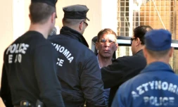 Seif al-Din Mohamed Mostafa, l'Egyptien qui a détourné un avion de la compagnie EgyptAir, arrive au tribunal chypriote de Larnaca entouré de policiers, le 30 mars 2016
