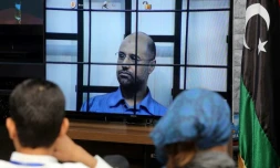 Photo du fils de Mouammar Kadhafi, Seïf al-Islam lors d'une retransmission le montrant interrogé par un juge à Tripoli, le 27 avril 2014