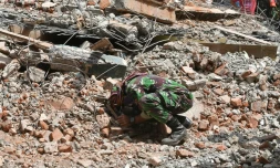 Un soldat indonésien prend part aux opérations de recherche de victimes sur l'île de Lombok, le 09 août 2018