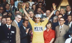 Le Belge Eddy Merckx en liesse bras levés sur le podium au vélodrome de Vincennes, après avoir remporté son 5e Tour de France, le 21 juillet 1974   