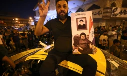 Des supporters du chef religieux chiite Moqtada al-Sadr célèbrent la victoire de son courant le 11 octobre 2021 à Bagdad après l'annonce des résultats préliminaires le donnant gagnant

