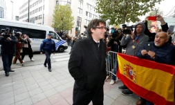 Le président catalan destitué par Madrid, Carles Puigdemont, se rendant à une conférence de presse à Bruxelles, le 31 octobre 2017