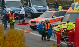 Des équipes de secours lors d'un accident sur une autoroute en Allemagne, le 30 octobre 2015