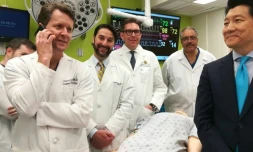 Photo non datée fournie le 23 avril 2018 par l'université Johns Hopkins montre les médecins (g-d) Richard Redett, Trinity Bivalacqua, Brandacher Gerald, Arthur Bud Burnett et le Professeur W.P. Andrew Lee entourant un mannequin