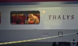 La police scientifique française relÚve des indices à bord du train Thalys à Arras, dans le nord de la France, aprÚs une tentative d'attentat le 22 août 2015