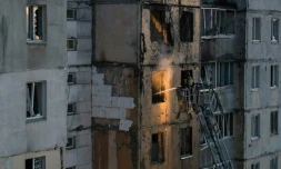 Des secouristes ukrainiens interviennent sur un immeuble résidentiel endommagé à la suite d'une frappe russe à Kiev, le 3 septembre 2026