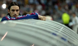 Le milieu de terrain offensif Robert Pires lors d'un match de qualification pour le Mondial-2006 contre Israël, le 4 septembre 2004 au Stade de France