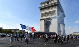 Plusieurs centaines de personnes fêtent aux Champs Elysées la qualification de la France en demi finale du Mondial le 6 juillet 2018