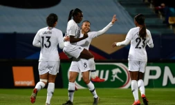 L'attaquante de la France Viviane Asseyi félicitée après avoir ouvert le score lors de la victoire sur l'Uruguay 5-0 à Tours en match amical le 4 mars 2019