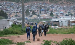Des travailleurs, pour la plupart employés dans des fermes locales, rentrent chez eux à Nkqubela, un township et campement informel de la ville de Robertson (province du Cap-Occidental, Afrique du Sud), le 9 juillet 2026