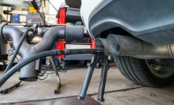 Contrôle des émissions de gaz sur une Golf TDI diesel dans un garage le 21 septembre 2015 à Francfort