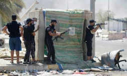 Des partisans armés de Moqtada Sadr lors des combats dans la Zone verte à Bagdad, le 30 août 2022