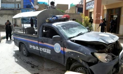Voiture de police endommagée par une explosion à Quetta (Pakistan), le 11 août 2016