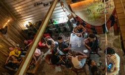 Des jeunes jouent aux dominos dans le bar El Bejuco, Ă La Havane le 26 septembre 2026