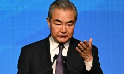 Le ministre chinois des Affaires étrangères, Wang Yi, prend la parole lors de la cérémonie de signature de la Convention sur la création de l'Organisation internationale pour la médiation (IOMed) à Hong Kong, le 30 mai 2025