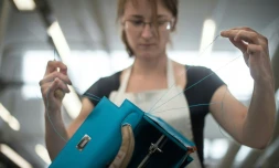 Une couturière travaille dans la nouvelle manufacture Hermès, la veille de son ouverture à Héricourt dans l'est de la France, le 31 mars 2016