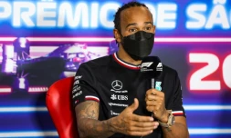 Le pilote Mercedes Lewis Hamilton commente à la presse sa victoire dans le GP du Brésil à Interlagos, le 14 novembre 2021 