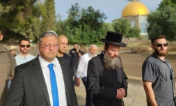 Le ministre israélien de la Sécurité intérieure Itamar Ben Gvir (à gauche) visite l'Esplanade des Moquées, mont du Temple pour les juifs, le 21 mai 2023 à Jérusalem